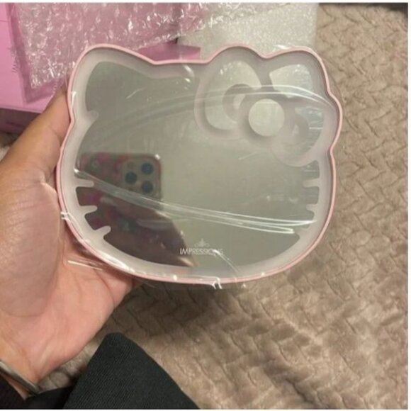 Hello Kitty X Impressions Vanity LED Mirror With Gold Stand - Picture 2 of 11